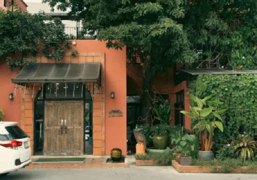 Baansuanprannok Hotel Hotels near Taling Chan