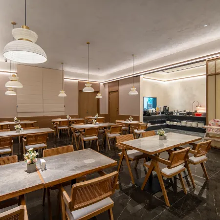Qianna Hotel  Glorious(Luoyang Longmen Railway & Xingluohu Subway Branch)