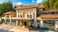 Hualun Hotel (High-speed Railway Station & Zoo)