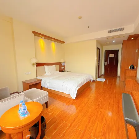 Maoming Bincheng Business Hotel (Dianbai Wanda Plaza Donghu Park)