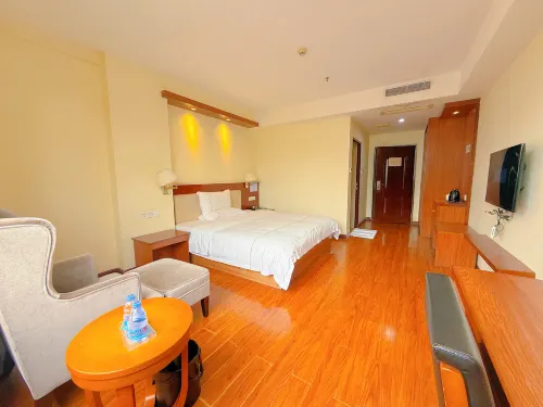 Maoming Bincheng Business Hotel (Dianbai Wanda Plaza Donghu Park)