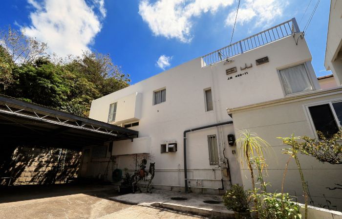 Tayamakyo | Modern Minimalist Villa: Live like a Local in Okinawa (Fits 8)