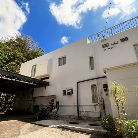 Tayamakyo | Modern Minimalist Villa: Live like a Local in Okinawa (Fits 8)