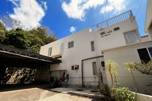 Tayamakyo | Modern Minimalist Villa: Live like a Local in Okinawa (Fits 8)