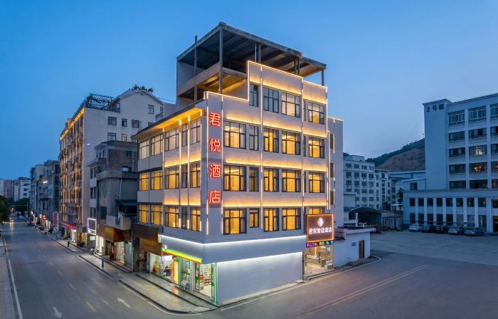 Ludian Junyue Smart Hotel (Cultural Square Zhaotong Third People's Hospital)