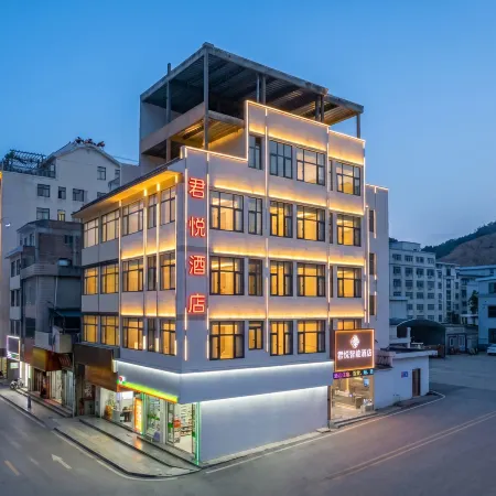 Ludian Junyue Smart Hotel (Cultural Square Zhaotong Third People's Hospital)