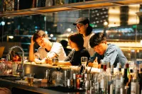F18 Hub Hostel - bars