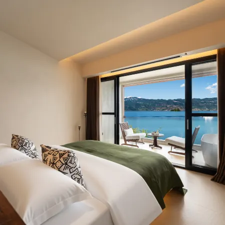 Chunshi · Xitang | Begonia Gallery · Premier Lakeview Holiday Courtyard (Daluoshui, Lugu Lake)