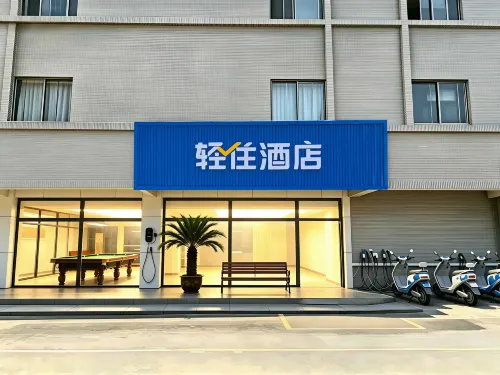 Light Hotel (Tengzhou Station Xinxing Road Pedestrian Street Branch) - 駐車場