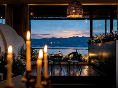 DaLi Jiuyu · Seaside and Mountain View at Dusk · Courtyard Vacation Boutique Stay (Erhai Lake)