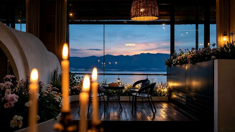 DaLi Jiuyu · Seaside and Mountain View at Dusk · Courtyard Vacation Boutique Stay (Erhai Lake)