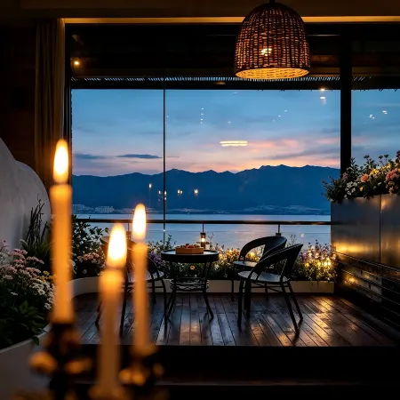 DaLi Jiuyu · Seaside and Mountain View at Dusk · Courtyard Vacation Boutique Stay (Erhai Lake)