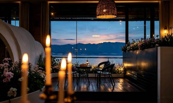 DaLi Jiuyu · Seaside and Mountain View at Dusk · Courtyard Vacation Boutique Stay (Erhai Lake)