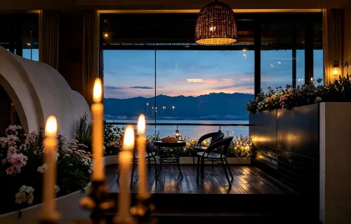 DaLi Jiuyu · Seaside and Mountain View at Dusk · Courtyard Vacation Boutique Stay (Erhai Lake) - Rooftop Pools