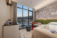 Twenty‑Four Solar Terms Hotel (Neijiang East High‑Speed Railway Station Wuyue Plaza) - Pysäköinti