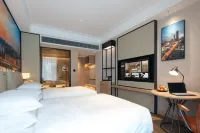 Vienna International Hotel (Jingmen Railway Station Jingchu University of Technology) - parking