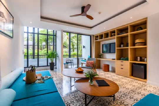 Outrigger Surin Beach Resort Отели рядом с достопримечательностью «Пляж Сурин»