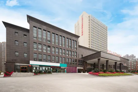 Longhui Friendship International Hotel Отели рядом с достопримечательностью «Baima Mountain»