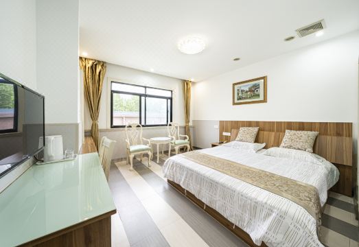 호텔의 침구류와 내부 가구