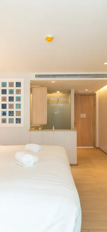 ห้องดีลักซ์เตียงใหญ่พร้อมกับวิวด้านหน้าอาคาร