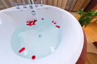 Qingyu Designer Riverview Homestay (Fenghuang Ancient Town Hongqiao Branch)