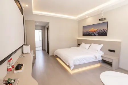 Deqin Jugu Thirteen Oxygen-Supplying Smart Homestay (Feilai Temple Scenic Area)