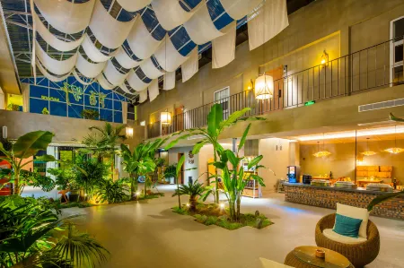 Floral Hotel·Moye Moonlight Hot Spring Hotel Отели рядом с достопримечательностью «Xiurong College»