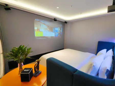 MoYu Movie Hotel (Shanghai People's Square Nanjing West Road  subway station) Отели рядом с достопримечательностью «Shanghai Chang Feng Ocean World»