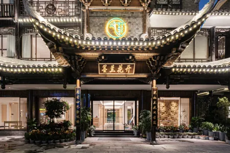 Lotus Cymbidium Sinense Zen Art River View Hotel Отели рядом с достопримечательностью «Fenghuang Yang's Ancestral Hall»