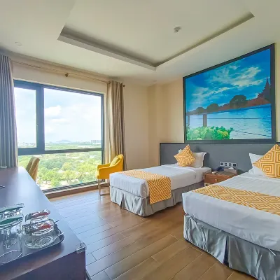 Holiday Pier Hotel Отели рядом с достопримечательностью «Холм Мандалай»