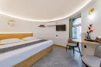 Starry Sky Wild Suites - parking