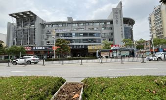 Atour Hotel Qidong Fenghuanghui Renmin West Road