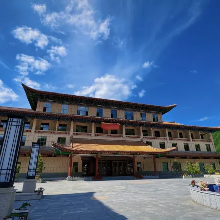 Linjiang Baiwang Longyue Hotel