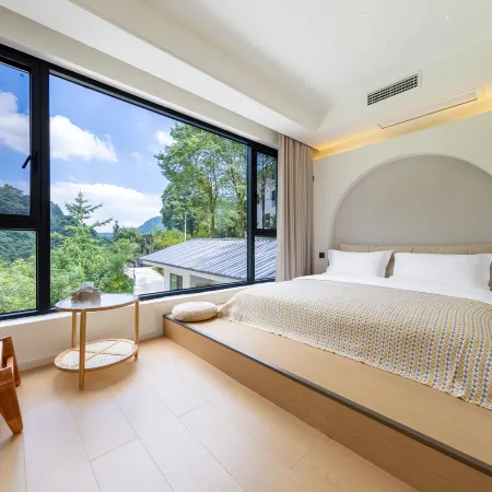 Linxijian Homestay (Bifengxia Scenic Area)