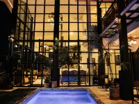 The Courtyard Chiangrai Hotels near At Waterside