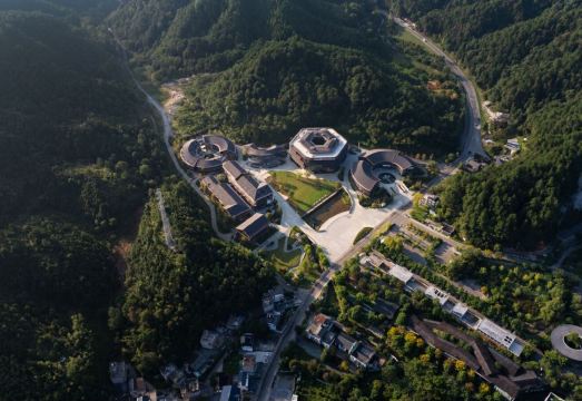 Hilton Garden Inn Jingdezhen Taoyuan Valley over view