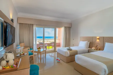 Three Corners Happy Life Beach Resort Отели рядом с достопримечательностью «Bridge of Royal Tulip Beach Resort»