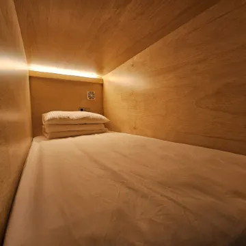 82 Capsule Hotel Отели рядом с достопримечательностью «Станция метро Mapo»