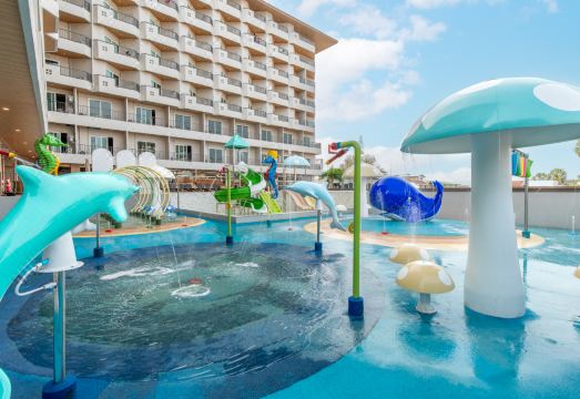 좀티엔 해변 전경과 호텔 수영장 모습