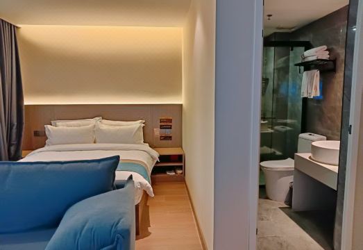 우드파크 호텔의 깔끔하지만 좁은 객실 내부