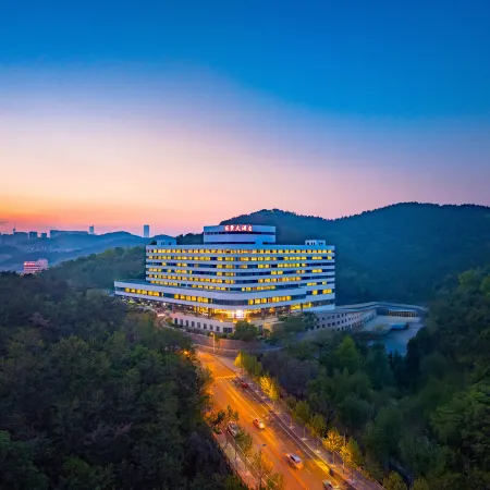 DALIAN LIJING HOTEL Отели рядом с достопримечательностью «Лаохутан Парк»