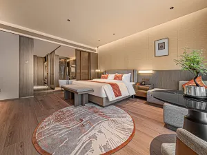 Longhai Silk Road Holiday Hotel