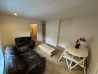 Exclusive 3 Bedroom Flat in Kingston Town! فنادق في Surbiton