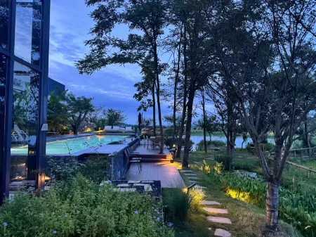 Ruoyin Xiangshe Hotel Отели рядом с достопримечательностью «Guizhou Electron Technology Vocational College»