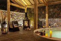 Qinghe Courtyard · Jiuzhaigou | QINGHE Hot Spring - Luxury Private Hot Spring Villa - palestra