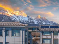 Mountain & Mist | Sunlit Golden Mountain Homestay (Baisha Ancient Town) 백사고진(바이사구전) 주변 호텔