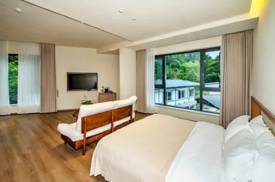 Ya'an Yinqi Guquan Homestay (Zhougong Mountain Tourist Resort)