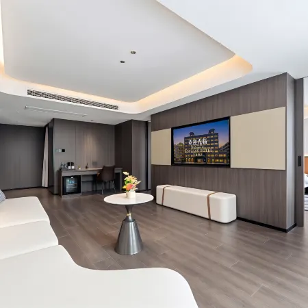 R ROYALSS HOTEL (Luohe Renmin Road Xintiandi Pedestrian Street Branch)