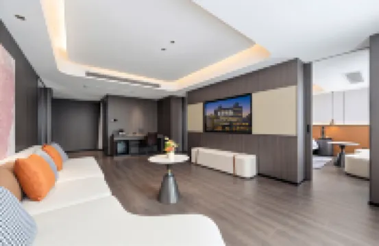 R ROYALSS HOTEL (Luohe Renmin Road Xintiandi Pedestrian Street Branch)