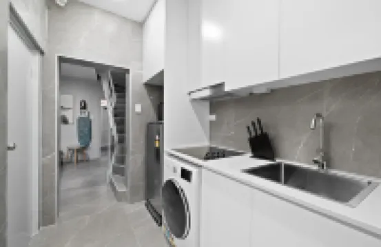 Prime Rooms w/ AC - Seconds to Central CBD - Shared Bathroom